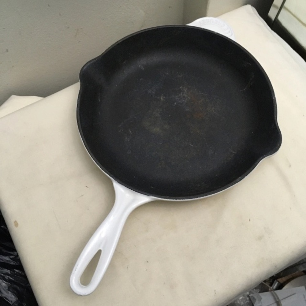 White Handle Cast Iron Skillet with Pour Spouts - Black Cooking Surface